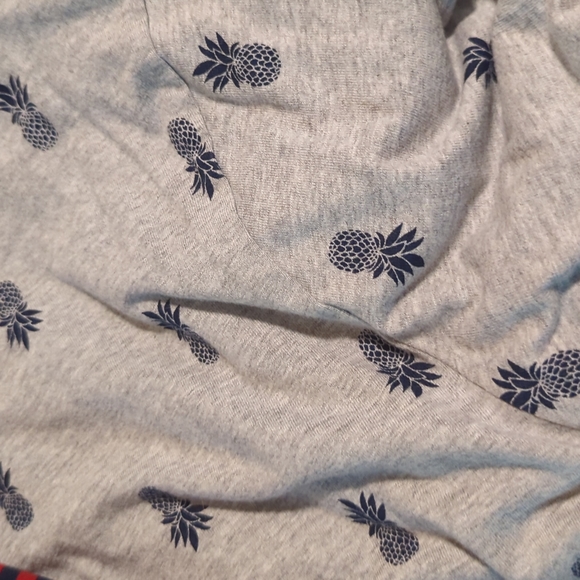 Bundle of Four (4) Amazon Essentials Patterned V-Neck Shirts Reg Fit - Picture 4 of 6